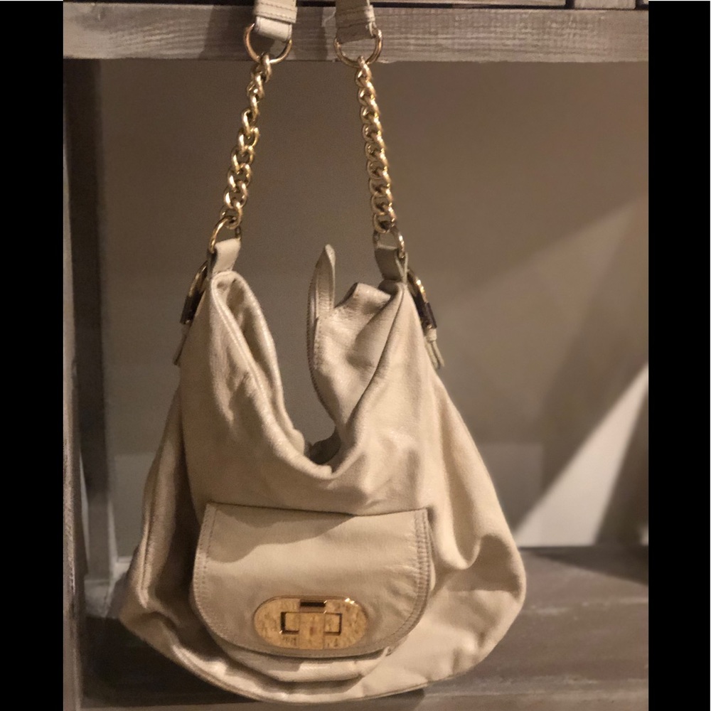 Cream leather shoulder bag with gold chain